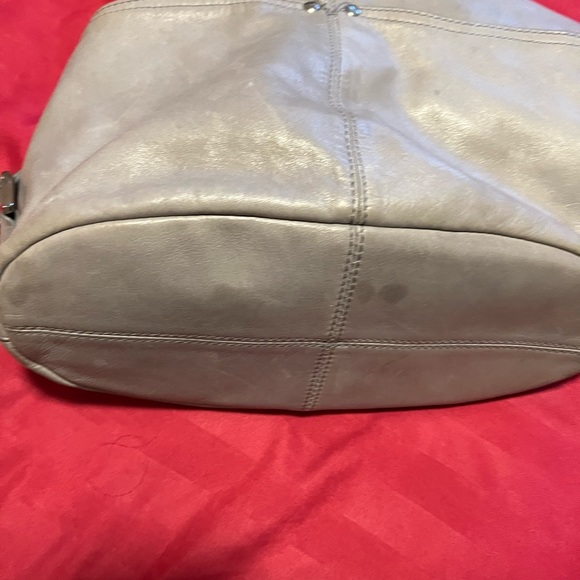 More pictures of Danier grey handbag. Soft leather 4 exterior pockets - Picture 3 of 4